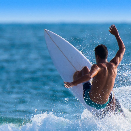 Un surfeur exécute une rotation de 180º sur la vague