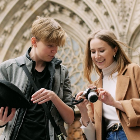 Touristen in der Kathedrale von Barcelona, Katalonien